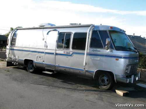 1979 Airstream Excella 28' Motorhome (J) Exterior Curb Side