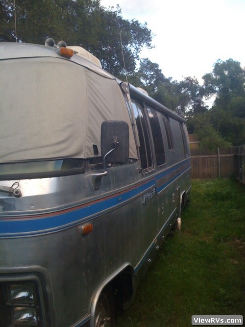 1981 Airstream Excella 28 Motorhome Exterior Road View