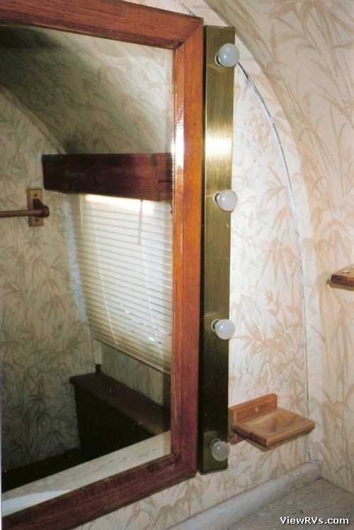 1984 Airstream 310 Motorhome (H) Interior Bath