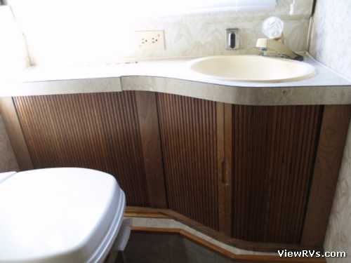 1984 Airstream 345LE Classic Motorhome (B) Interior Bath