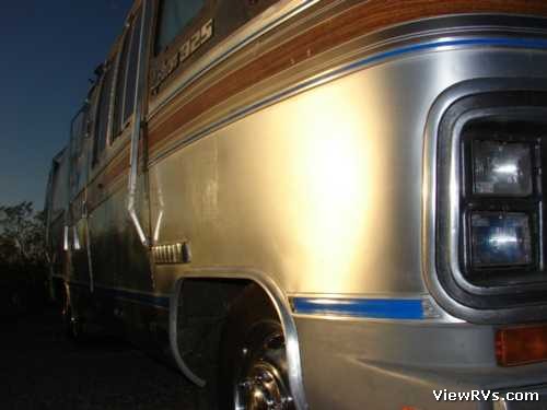 1987 Airstream 325 Classic Motorhome (B) Front curb Side