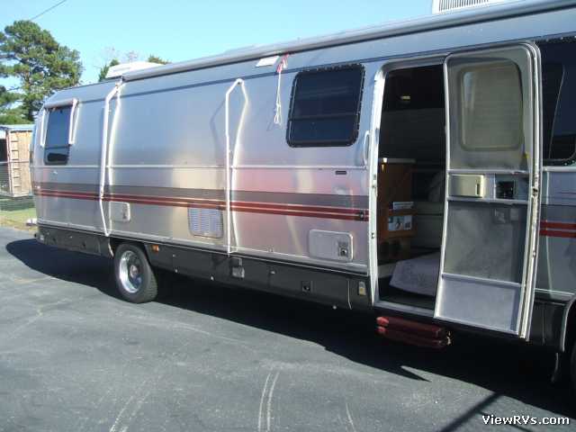 1995 Airstream 36 Classic Diesel Pusher (I) Exterior Curb Side