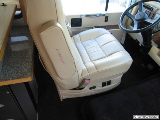 2004 Airstream Land Yacht 26' Motorhome (B)