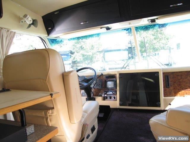 2004 Airstream Land Yacht 26' Motorhome (B)