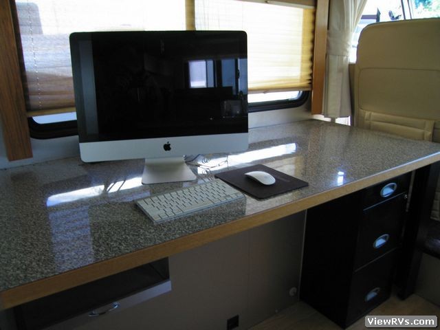 2004 Airstream Land Yacht 26' Motorhome (B)