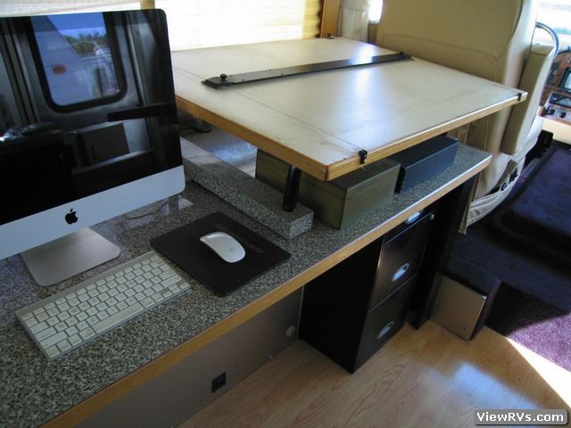 2004 Airstream Land Yacht 26' Motorhome (B)