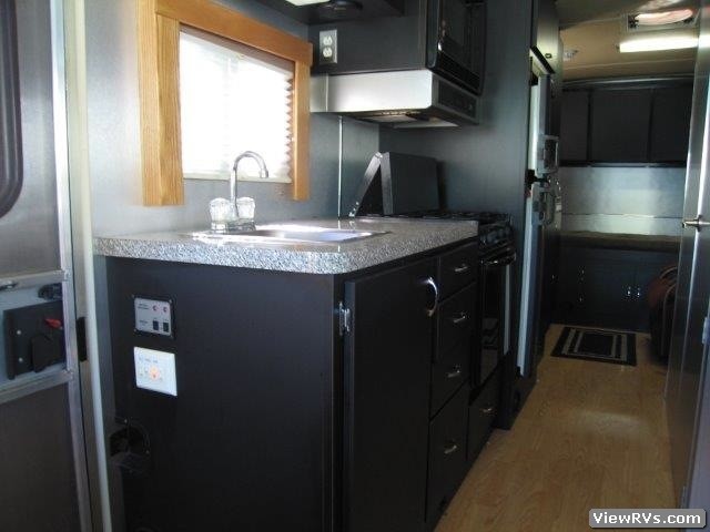 2004 Airstream Land Yacht 26' Motorhome (B)