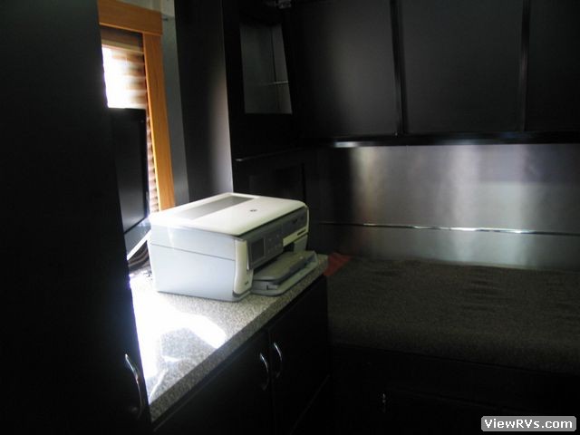 2004 Airstream Land Yacht 26' Motorhome (B)