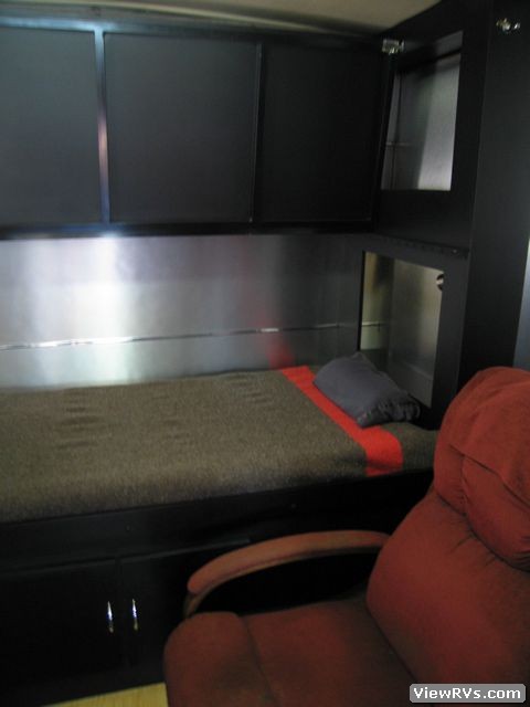 2004 Airstream Land Yacht 26' Motorhome (B)