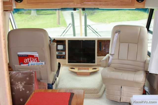 2004 Airstream Land Yacht 26' Motorhome (A) Interior Front