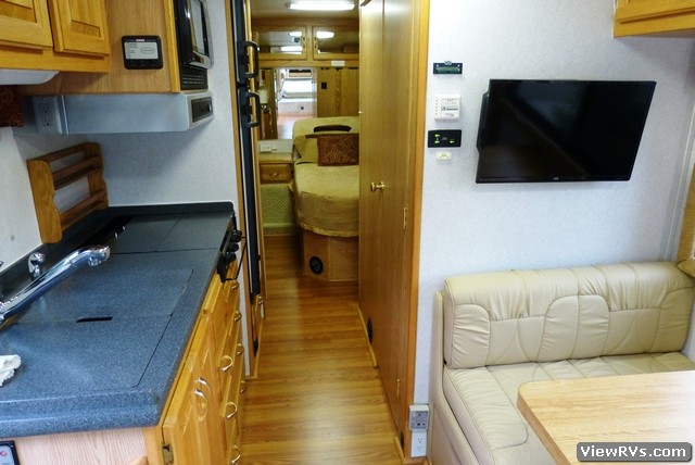 2005 Airstream Land Yacht 26' Motorhome (C)
