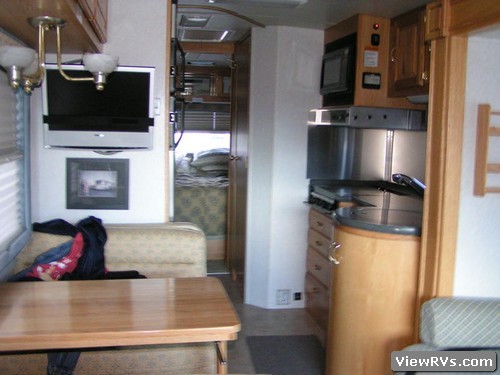 2005 Airstream Land Yacht 30' Motorhome (A)