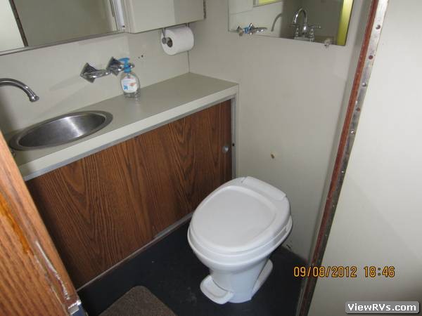 1974 Blue Bird Wanderlodge 33 Motohome (A)