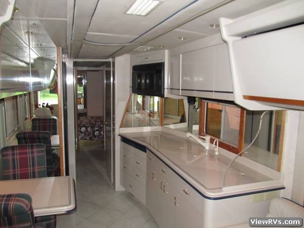 1998 Blue Bird Wanderlodge LXI 41 Motorhome (A)