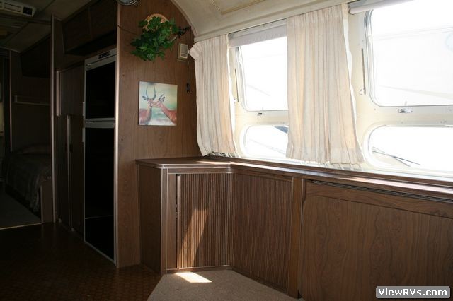 1972 Airstream Trailer Sovereign of the Road 31' Trailer (A)