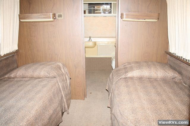 1972 Airstream Trailer Sovereign of the Road 31' Trailer (A)