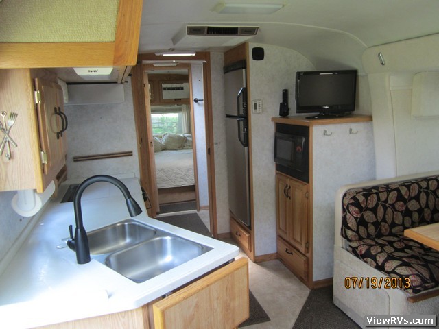 2004 Airstream Travel Trailer Classic 30 Slide-Out (C)