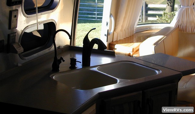2009 Airstream Classic Limited 27FB 27' Travel Trailer (A)