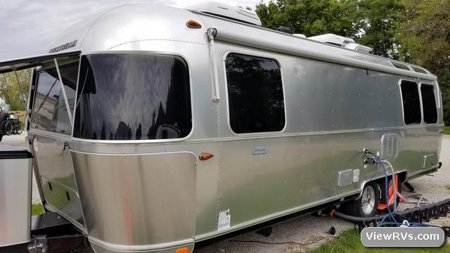 2018 Airstream Globetrotter 27FB Travel Trailer