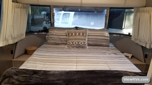2018 Airstream Globetrotter 27FB Travel Trailer