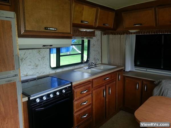 1986 Avion Trailer 32' (B)