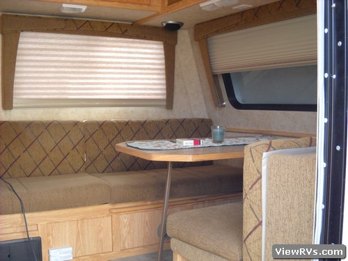 2008 Bigfoot 25B25RQ 25' Travel Trailer (A)