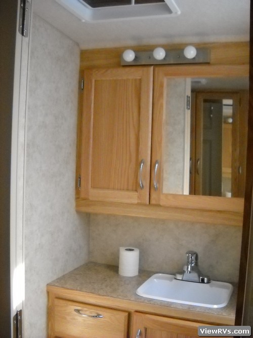 2008 Bigfoot 25B25RQ 25' Travel Trailer (A)