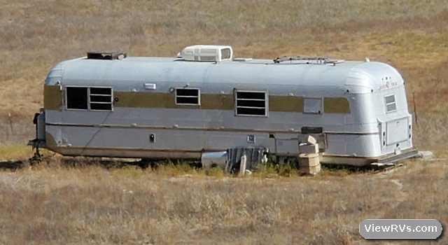 1977 Silver Streak M-3200 32' Travel Trailer (A)